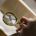 velha-de-alto-angulo-lendo-em-casa copia.jpg