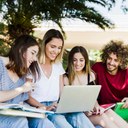 alunos-usando-laptop-no-parque_23-2147850706.jpg